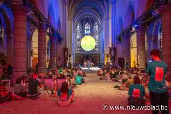 Katholieke jeugdbeweging IJD doopt zich als ‘Kamino’ in met 26 ton zand gevulde kerk