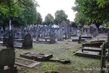 Rita raakt gekneld onder omgevallen grafzerk op begraafplaats, passanten kunnen haar bevrijden