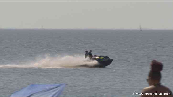 Lelystad - Bang om te suppen bij het Bataviastrand: 'hij heeft ons bijna geraakt'