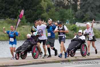 Wannes (48) wil drie wereldrecords in één keer breken met 13 buddy’s in een rolstoel: “Zo loop ik nooit echt alleen”