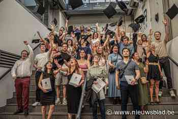 Zwaaiende afstudeerhoedjes in het Daknamstadion