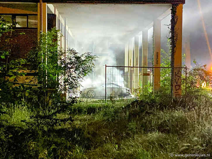 Auto in brand bij oud verzorgingshuis, politie onderzoekt brandstichting