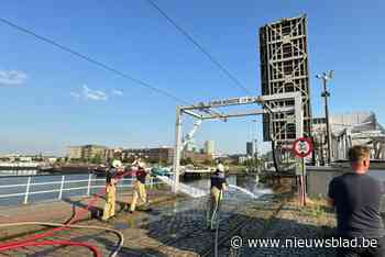 Mexicobrug sluit niet door hitte: brandweer moet uitgezette rails aan Mexicobrug koelen