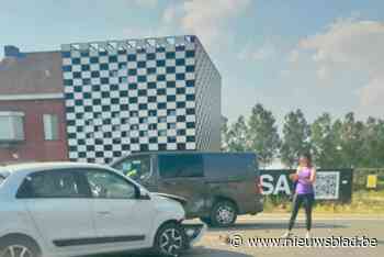 Bestuurster (45) lichtgewond afgevoerd na botsing op kruispunt vlak bij Colruyt