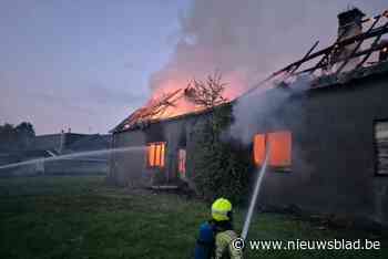 Hangjongeren steken gordijn in brand: oude boerderij gaat helemaal in vlammen op