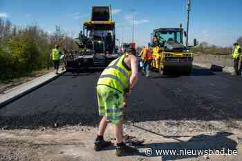 Hinder op R4 richting Gent-Zeehaven: op- en afritten in juli afgesloten voor asfalteringswerken