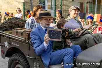 Legervoertuig brengt meester Rudi (61) naar onvergetelijk schoolafscheid: “We gaan hem hier missen”