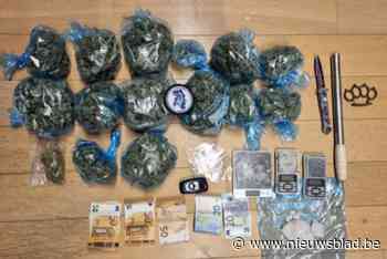 Wapens, drugs én gestolen wagen in beslag genomen na huiszoeking, verdachte in cel