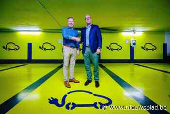 ’s Nachts elektrische wagen opladen kan nu ook in parkeergarages dankzij Night Charge van Indigo: “Zo houden we bovengronds plaats vrij”