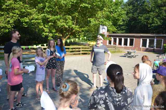 Klimop zwaait godsdienstonderwijzer Bert uit