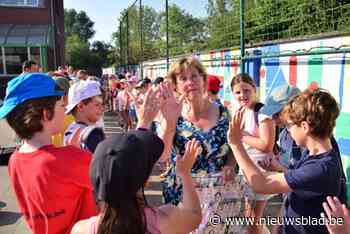 Leerlingen verrassen juf Carine met erehaag en musical: “Van peuter tot pensioen in dezelfde school”