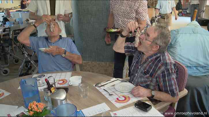 Dronten - Ouderen in woonzorgcentrum krijgen gratis harinkje bij de lunch