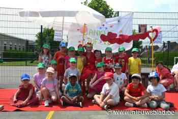 Kleuterschool neemt afscheid van juf Veerle met een rode loper, dansjes en sushi