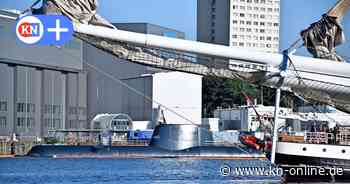 TKMS in Kiel dockt zur Kieler Woche 2024 ein schwarzes U-Boot aus