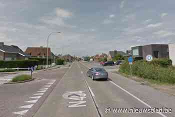 Motorfietser (25) en passagier (22) komen in gracht terecht na botsing met auto