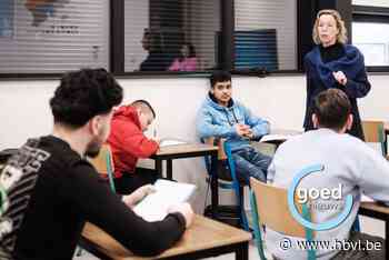 Leerlingen Atlascollege bundelen interviews met spelers van KRC Genk in boek