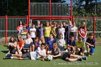 Jugendliche nehmen selbstkomponierte Fan-Hymne auf