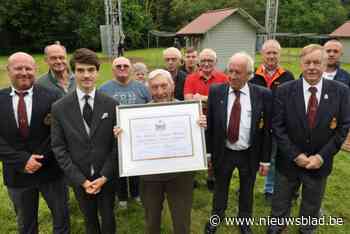 Boogschutter Romain (93) mikt na 60 jaar nog elke week op wipvogels: “Te danken aan mijn goede genen en veel beweging”