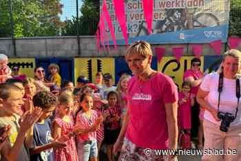Basisschool kleurt roze voor afscheid van ‘mevrouw Marleen’ (64): “Thuis opgehaald in Barbie-limousine”