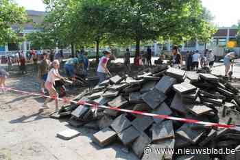 Leerlingen wippen de tegels uit hun speelplaats: “We willen er een groene oase van maken”