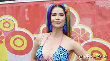 Erst legt sie ab, dann auf: Schäfers sexy Auftritt vor Kindern löst Diskussion aus