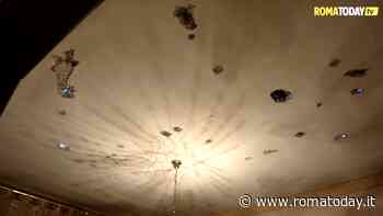 VIDEO | Buchi sui tetti e calcinacci a terra. A Villa Gordiani si vive con il cielo di Roma a vista