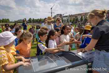 Stad zet zomervakantie feestelijk in met ijsjes en waterpret op uitzwaaimoment