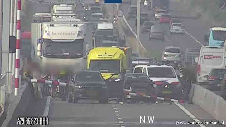 Uur vertraging na ongeluk op Haringvlietbrug, slagboom is kapot
