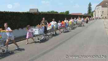Leerlingen van basisschool De Boomhut verhuizen met winkelkar