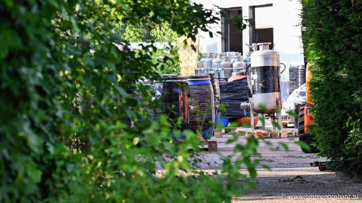 Buurtbewoners zien groot politieonderzoek bij perceel: 'Wagens vol vaten'