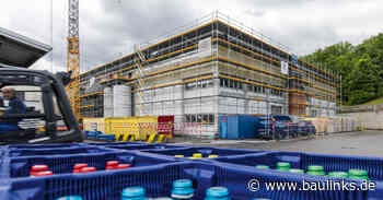 PERI UP Fassadengerüst bei Sanierung einer Abfülllinie der Adelholzener Alpenquell GmbH eingesetzt