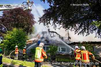 100 Jahre altes Reetdachhaus in Vollbrand