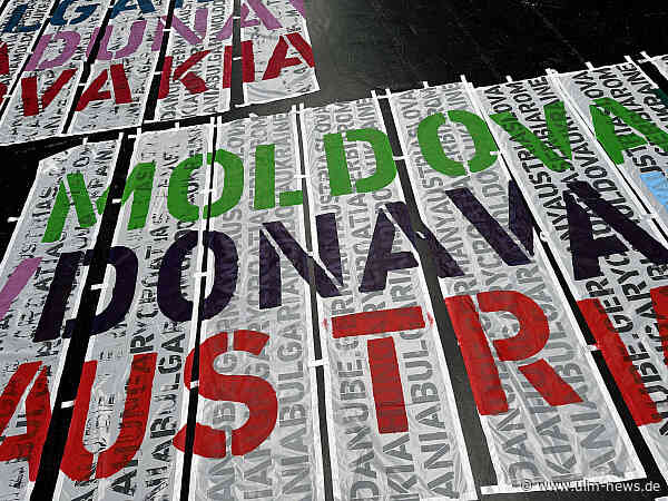 Internationales Donaufest 2024: Fahnenlauf zum Festgelände an der Donau