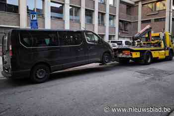 Politie neemt minibus in beslag die dienst doet als ‘zwarte’ taxi