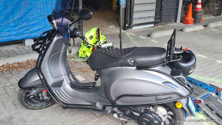 Snorfiets met kind erop botst tegen auto, bestuurder rijdt door