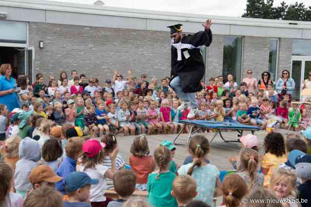 Directeur Maxim studeert af aan basisschool Heilige Familie Bosmolens