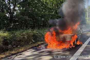 Auto brandt helemaal uit op snelweg
