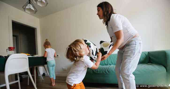 Vraag toelage als je thuisblijft met de kinderen: ‘Je betaalt hulp in de huishouding toch ook?’