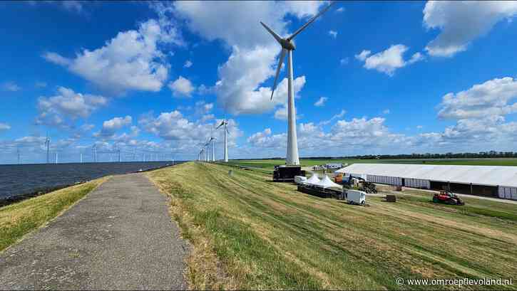 Espel - Dijkfeest in Espel: dansen in de beukbunker en rollen van de dijk