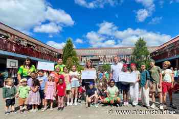 De Spreeuwen toont zich ook op laatste schooldag solidair: leerlingen delen voor 12.265 euro cheques uit