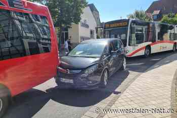 Unfall vor dem Amtsgericht in Warburg stoppt Busverkehr