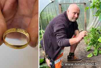Geert vindt trouwring uit 1933 tussen onkruid en kan die teruggeven aan kleinkinderen: “Om kippenvel van te krijgen”