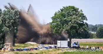 Even na enen houdt iedereen niet ver van de A73 heel even de adem in, en dan: ‘Kaboem!’