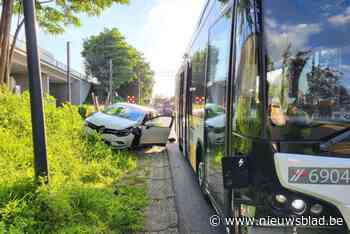 Auto Wit-Gele Kruis rijdt lijnbus in flank aan