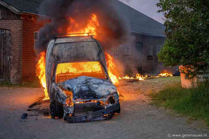Mannen slaan alarm na ontdekken autobrand, bewoner trekt brandende auto met tractor weg