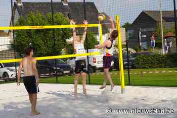 Zomer rond de sporthal: beachvolleybalveld zorgt voor sfeer