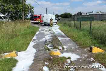 Pakjesbezorger rijdt zich klem op tractorsluis: “Ik dacht dat tractors hier niet door mochten”