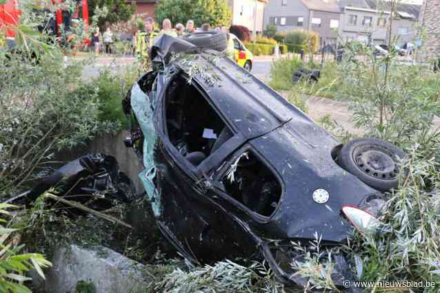 Chauffeur en passagier even in levensgevaar na crash tegen betonnen duiker: bestuurder reed met voorlopig rijbewijs