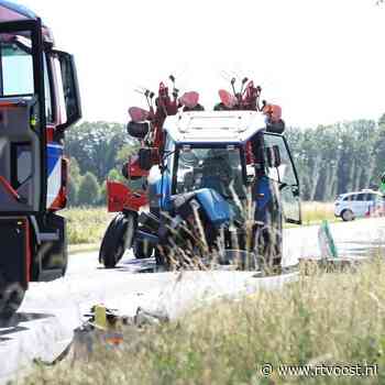 112 Nieuws: Auto over de kop na botsing met trekker, N-weg dicht