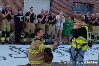 Wekelijkse brandoefening krijgt bijzondere twist: brandweerman verrast vriendin met uitstapje in hoogtewerker, en vraagt haar dan ten huwelijk